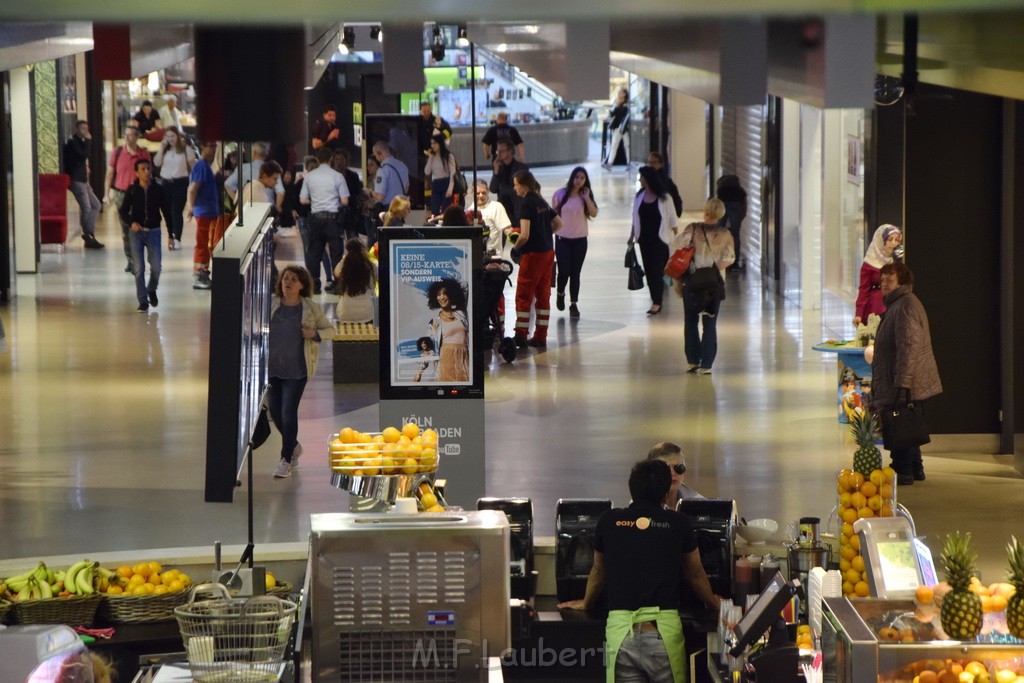 Einsatz BF Reizgas Koeln Kalk Kalk Arcaden P20.JPG - Miklos Laubert